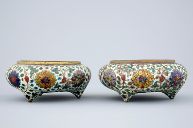 Une paire de br&ucirc;le-parfums en bronze dor&eacute; et cloisonn&eacute;, Chine, fin de la dynastie Ming