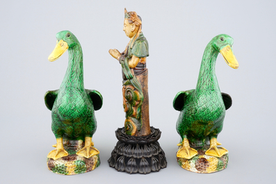 Een sancai Guanyin, Ming, en een paar verte biscuit eenden, 18/19e eeuw