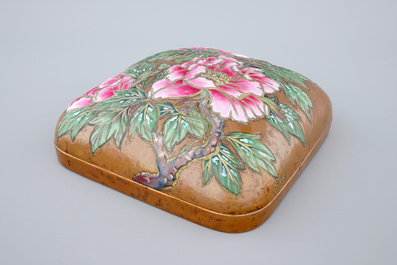 A Japanese enameled brass Ando Jubei box with cover and a large Satsuma figure, 19th C.