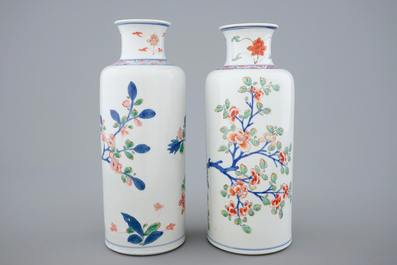 Une paire de vases en porcelaine de Chine famille verte de type rolwagen, Kangxi