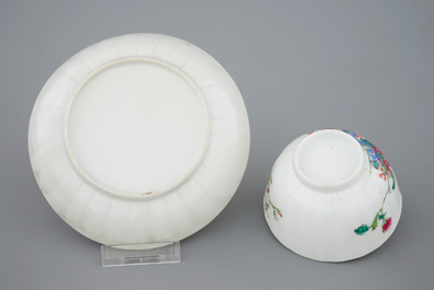 A Chinese famille rose teapot with for cups and saucers, Qianlong, 18th C.