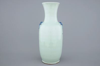 Een fijne Chinese blauw-wit op celadon fond vaas met fo honden, 19e eeuw