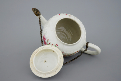 A Chinese famille rose teapot with for cups and saucers, Qianlong, 18th C.