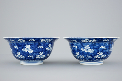 Une paire de bols en porcelaine de Chine bleu et blanc de type "Klapmuts", Kangxi