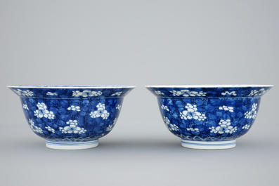 Une paire de bols en porcelaine de Chine bleu et blanc de type "Klapmuts", Kangxi