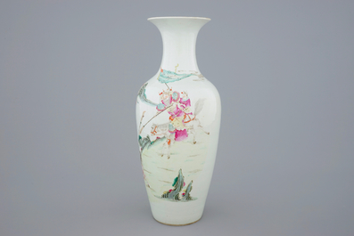Een Chinese famille rose vaas op vergulde bronzen voet, 18/19e eeuw