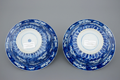 Une paire de bols en porcelaine de Chine bleu et blanc de type "Klapmuts", Kangxi