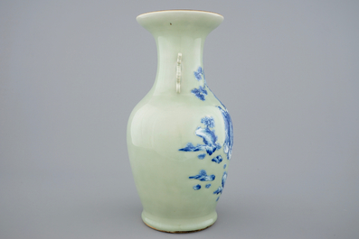 Een fijne Chinese blauw-wit op celadon fond vaas, 19e eeuw