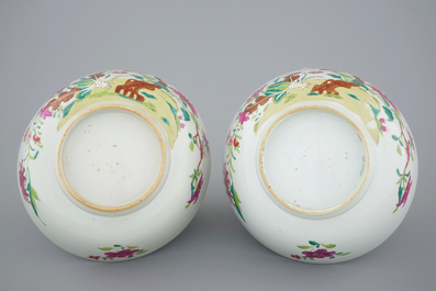 Une paire de bols en porcelaine de Chine famille rose &agrave; d&eacute;cor de fleurs, 18&egrave;me
