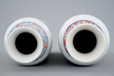 Une paire de vases en porcelaine de Chine famille verte de type rolwagen, Kangxi