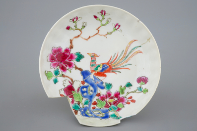 A Chinese famille rose teapot with for cups and saucers, Qianlong, 18th C.