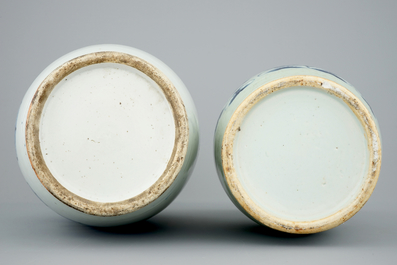 Twee Chinese vazen in blauw-wit op celadon fond, 19e eeuw