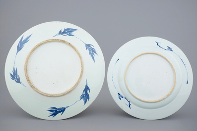 Deux vases et deux plats en porcelaine de Chine en bleu et blanc, 18/19&egrave;me