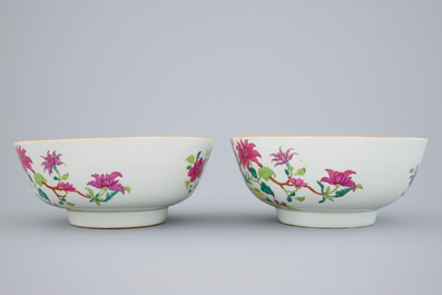 Une paire de bols en porcelaine de Chine famille rose &agrave; d&eacute;cor de fleurs, 18&egrave;me