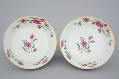 Une paire de bols en porcelaine de Chine famille rose &agrave; d&eacute;cor de fleurs, 18&egrave;me
