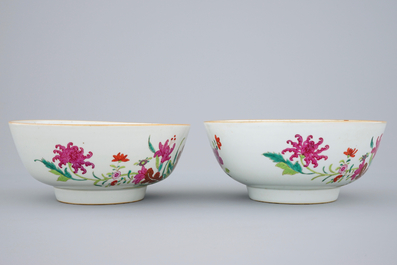 Une paire de bols en porcelaine de Chine famille rose &agrave; d&eacute;cor de fleurs, 18&egrave;me