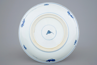 Een Chinese blauw-witte schotel met vruchten in gebladerte, Kangxi