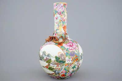 Een Chinese bolvaas met mille fleurs decor en een draak in reli&euml;f, 19/20e eeuw