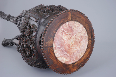 Un socle chinois en bois sculpt&eacute; et marbre, 19/20&egrave;me