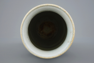 Un grand vase en porcelaine de Chine wucai, &eacute;poque Transition, 1620-1683
