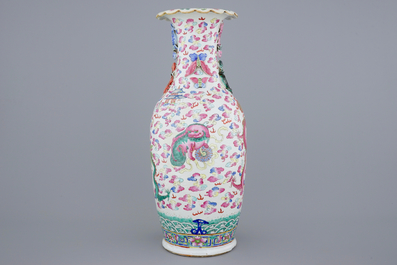 Een grote Chinese famille rose vaas met draken en foo honden, 19e eeuw