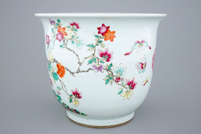Een grote Chinese famille rose jardini&egrave;re, 19e eeuw
