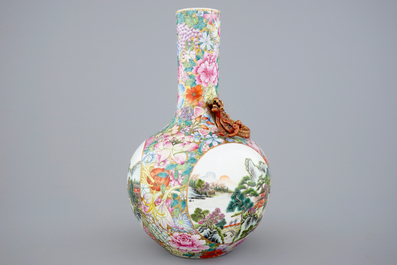 Een Chinese bolvaas met mille fleurs decor en een draak in reli&euml;f, 19/20e eeuw