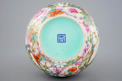 Een Chinese bolvaas met mille fleurs decor en een draak in reli&euml;f, 19/20e eeuw