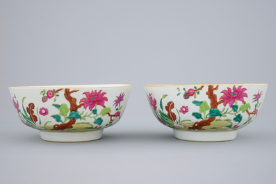 Une paire de bols en porcelaine de Chine famille rose &agrave; d&eacute;cor de fleurs, 18&egrave;me