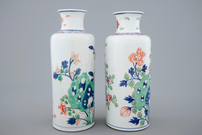 Une paire de vases en porcelaine de Chine famille verte de type rolwagen, Kangxi