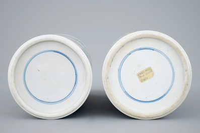 Une paire de vases en porcelaine de Chine famille verte de type rolwagen, Kangxi