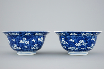Une paire de bols en porcelaine de Chine bleu et blanc de type "Klapmuts", Kangxi
