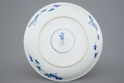 Een Chinese blauw-witte schotel met kostbaarhedendecor, Kangxi