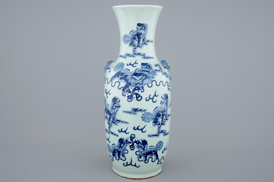 Een fijne Chinese blauw-wit op celadon fond vaas met fo honden, 19e eeuw