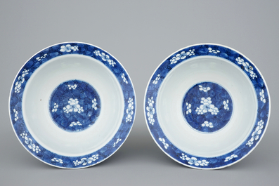 Une paire de bols en porcelaine de Chine bleu et blanc de type "Klapmuts", Kangxi