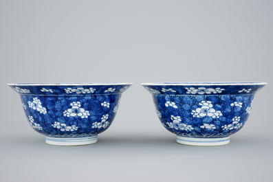 Une paire de bols en porcelaine de Chine bleu et blanc de type "Klapmuts", Kangxi