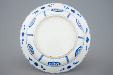 Een diep Chinees blauw-wit bord met strijdende rijders, Kangxi