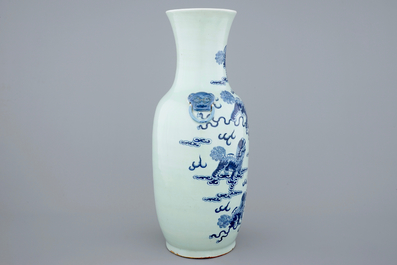 Een fijne Chinese blauw-wit op celadon fond vaas met fo honden, 19e eeuw