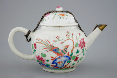 A Chinese famille rose teapot with for cups and saucers, Qianlong, 18th C.
