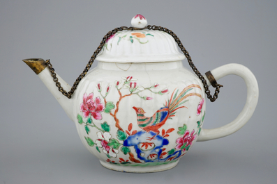 A Chinese famille rose teapot with for cups and saucers, Qianlong, 18th C.