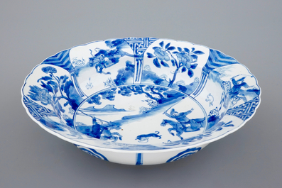 Een diep Chinees blauw-wit bord met strijdende rijders, Kangxi