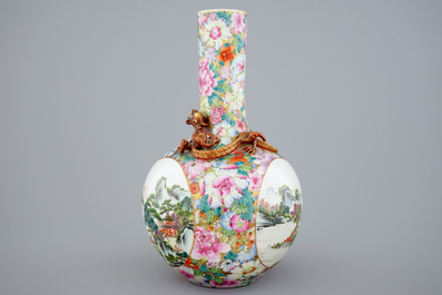 Een Chinese bolvaas met mille fleurs decor en een draak in reli&euml;f, 19/20e eeuw