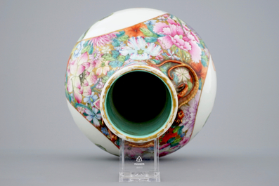 Een Chinese bolvaas met mille fleurs decor en een draak in reli&euml;f, 19/20e eeuw