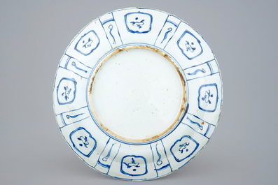 Un grand plat en porcelaine de Chine bleu et blanc de type Kraak, Wanli, 1573-1619