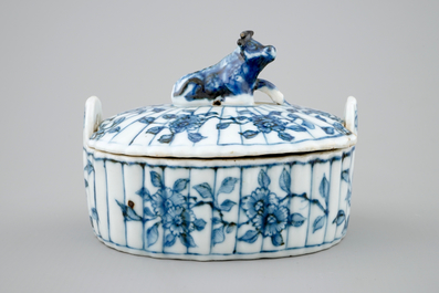 Een Chinese blauw-witte botervloot naar Delfts voorbeeld, Qianlong, 18e eeuw
