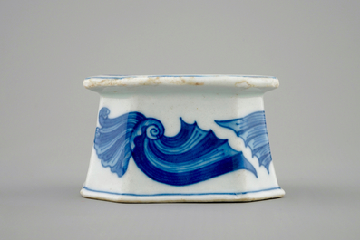 Een Chinees blauw-wit zoutvat naar Europees model, 1e helft 18e eeuw
