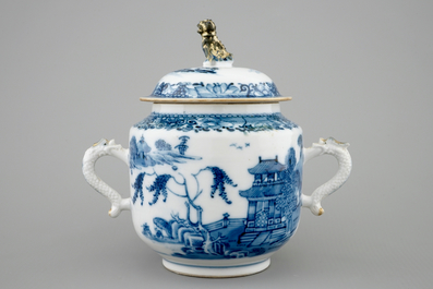 Un sucrier et son couvercle en porcelaine de Chine bleu et blanc dor&eacute;, Qianlong