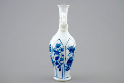 Un vase en porcelaine de Chine bleu et blanc, Kangxi