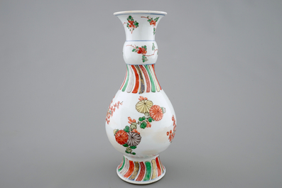 Een Chinese famille verte vaas met floraal decor, Kangxi