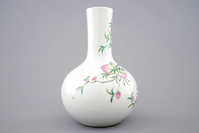 A Chinese tianqiuping bottle vase with 9-peaches design, 19/20th C.1